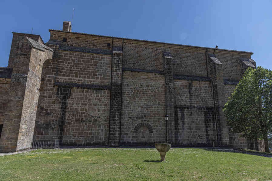 Comunidad Foral de Navarra 080 - monasterio de Leyre.jpg